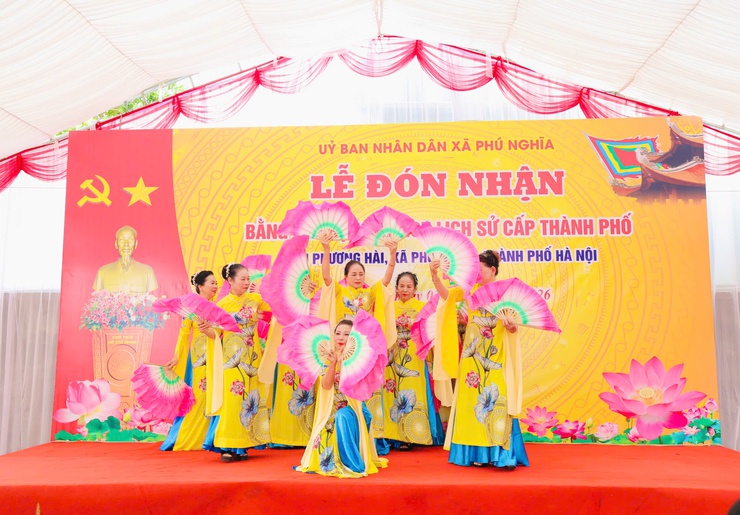 Lễ đón nhận Bằng xếp hạng di tích lịch sử - nghệ thuật cấp Thành phố đình Phương Hài, xã Phú Nghĩa- Ảnh 1.