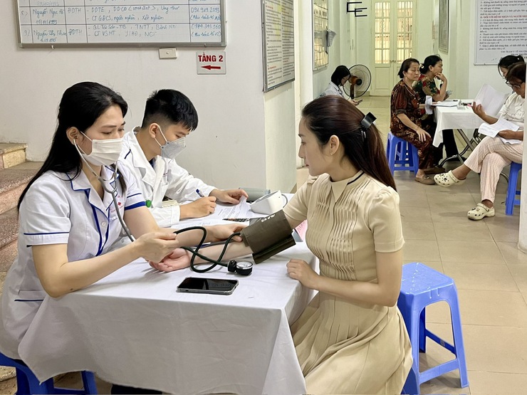 Nâng cao chất lượng dân số từ hoạt động chăm sóc 
sức khỏe sinh sản, kế hoạch hoá gia đình tại phường Long Biên- Ảnh 2.