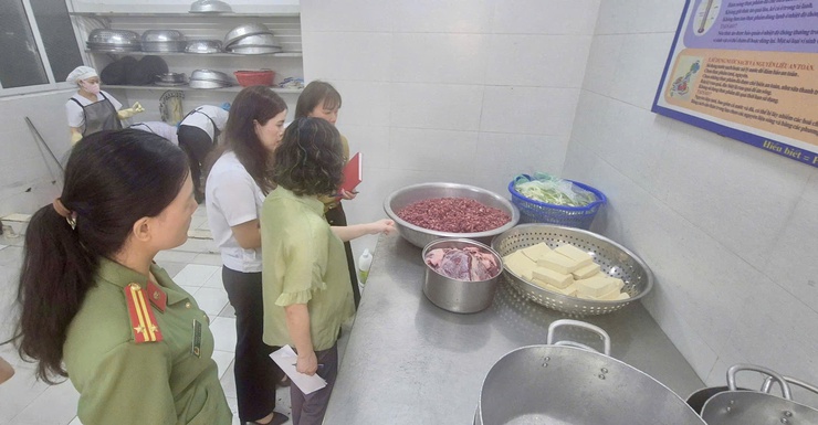 Đoàn kiểm tra liên ngành ATTP phường Thanh Xuân làm việc tại trường Tiểu học Phan Đình Giót- Ảnh 1.