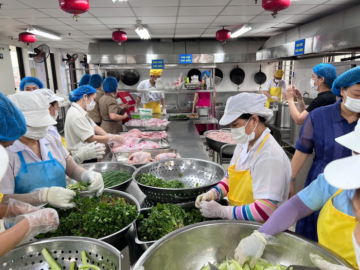Phường Hoàn Kiếm tăng cường kiểm tra an toàn thực phẩm tại bếp ăn trường học- Ảnh 1.