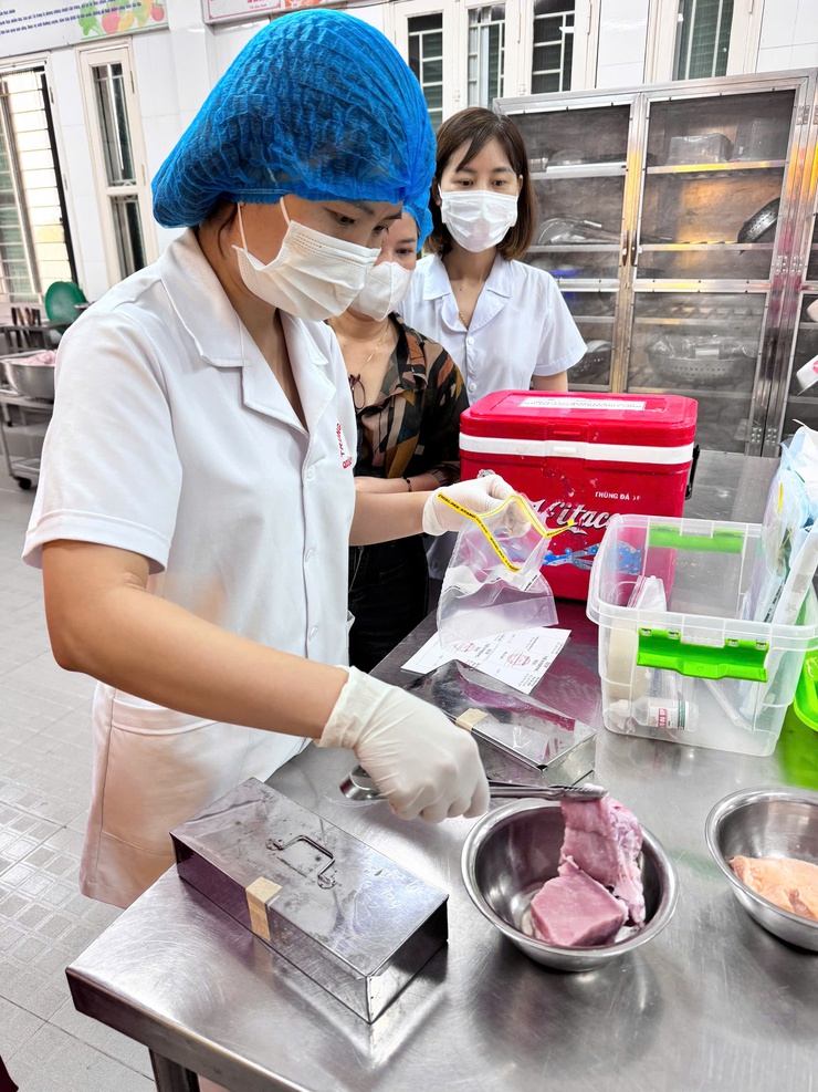 Phường Hoàn Kiếm tăng cường kiểm tra an toàn thực phẩm tại bếp ăn trường học- Ảnh 2.