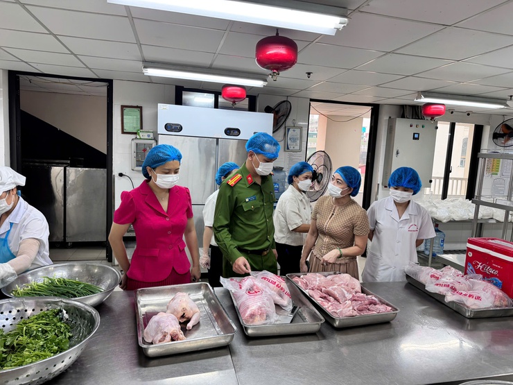 Phường Hoàn Kiếm tăng cường kiểm tra an toàn thực phẩm tại bếp ăn trường học- Ảnh 3.