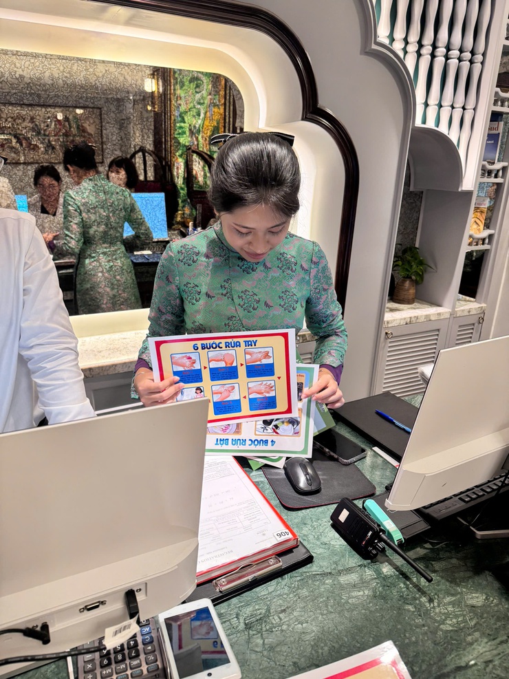 Phường Hoàn Kiếm tăng cường kiểm tra, giám sát an toàn thực phẩm tại 3 tuyến phố Đào Duy Từ, Tạ Hiện, Mã Mây- Ảnh 1.