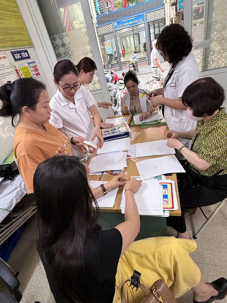 Phường Hoàn Kiếm tăng cường kiểm tra, giám sát an toàn thực phẩm tại 3 tuyến phố Đào Duy Từ, Tạ Hiện, Mã Mây- Ảnh 2.