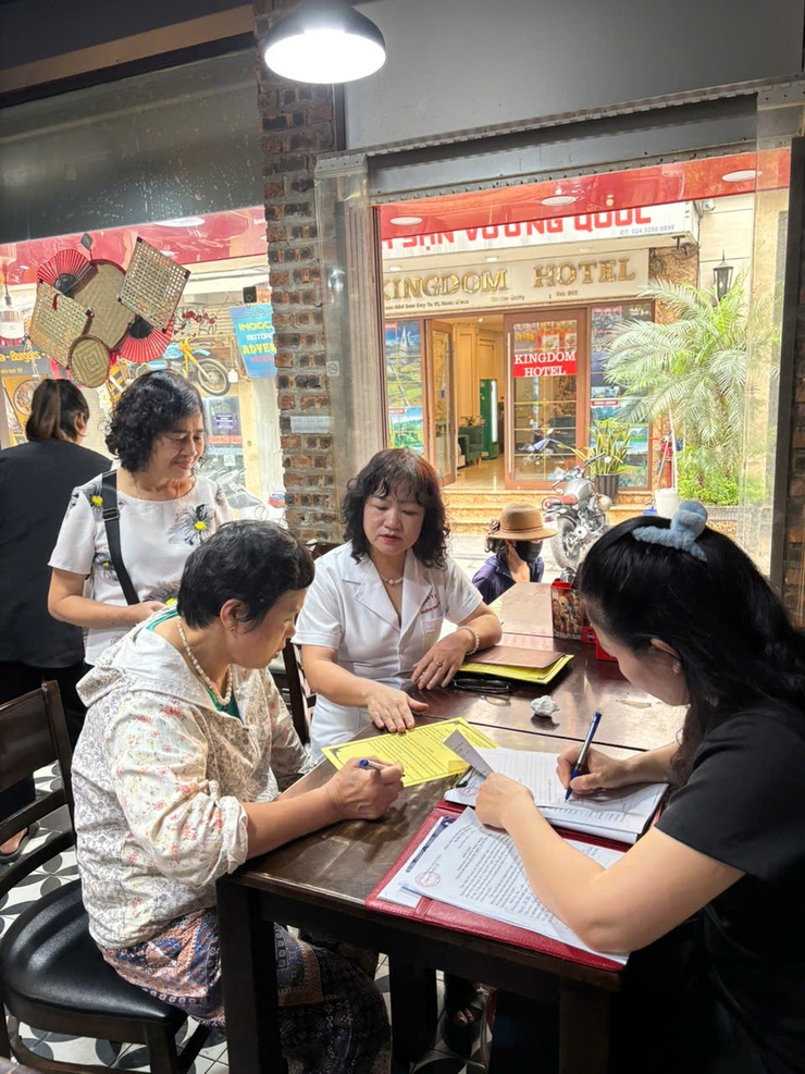 Phường Hoàn Kiếm tăng cường kiểm tra, giám sát an toàn thực phẩm tại 3 tuyến phố Đào Duy Từ, Tạ Hiện, Mã Mây- Ảnh 3.