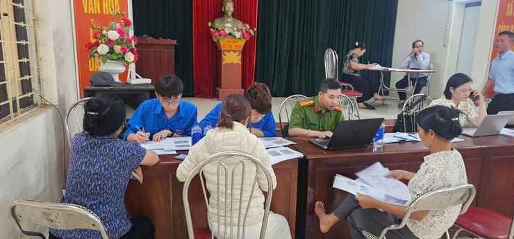  ĐOÀN VIÊN THANH NIÊN CHUNG TAY HỖ TRỢ NHÂN DÂN KÊ KHAI NHÂN HỘ KHẨU DỰ ÁN VIN OLYMPIC - Ảnh 2.