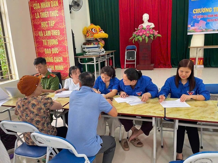  ĐOÀN VIÊN THANH NIÊN CHUNG TAY HỖ TRỢ NHÂN DÂN KÊ KHAI NHÂN HỘ KHẨU DỰ ÁN VIN OLYMPIC - Ảnh 1.