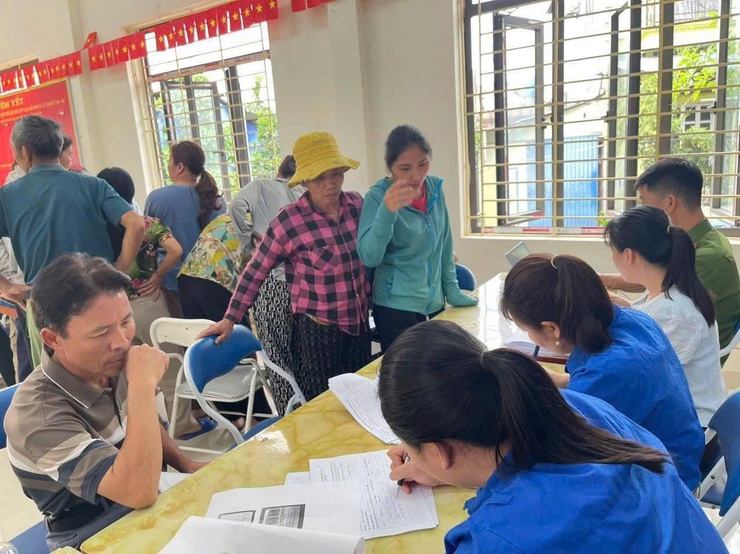  ĐOÀN VIÊN THANH NIÊN CHUNG TAY HỖ TRỢ NHÂN DÂN KÊ KHAI NHÂN HỘ KHẨU DỰ ÁN VIN OLYMPIC - Ảnh 3.