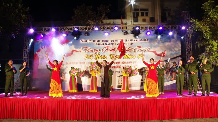 SÔI NỔI ĐÊM VĂN NGHỆ "ĐẤT NƯỚC TRỌN NIỀM VUI"  CHÀO MỪNG 51 GIẢI PHÓNG MIỀN NAM THỐNG NHẤT ĐẤT NƯỚC.- Ảnh 20.
