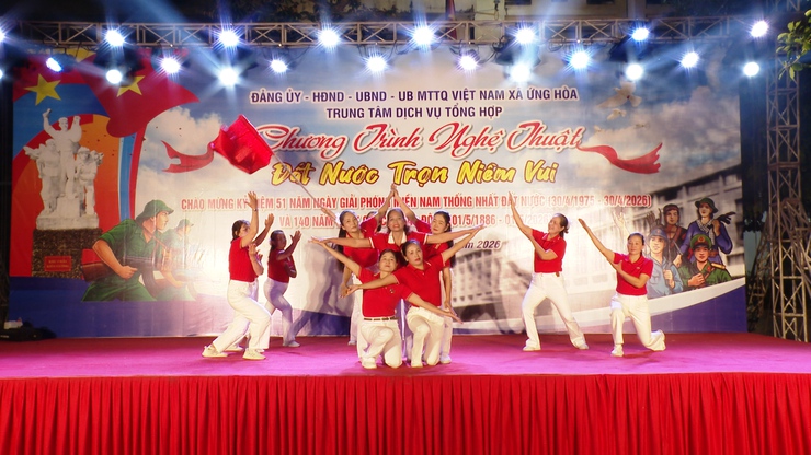 SÔI NỔI ĐÊM VĂN NGHỆ "ĐẤT NƯỚC TRỌN NIỀM VUI"  CHÀO MỪNG 51 GIẢI PHÓNG MIỀN NAM THỐNG NHẤT ĐẤT NƯỚC.- Ảnh 19.