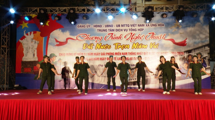 SÔI NỔI ĐÊM VĂN NGHỆ "ĐẤT NƯỚC TRỌN NIỀM VUI"  CHÀO MỪNG 51 GIẢI PHÓNG MIỀN NAM THỐNG NHẤT ĐẤT NƯỚC.- Ảnh 17.