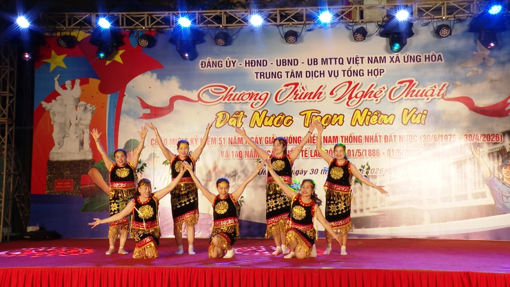 SÔI NỔI ĐÊM VĂN NGHỆ "ĐẤT NƯỚC TRỌN NIỀM VUI"  CHÀO MỪNG 51 GIẢI PHÓNG MIỀN NAM THỐNG NHẤT ĐẤT NƯỚC.- Ảnh 15.