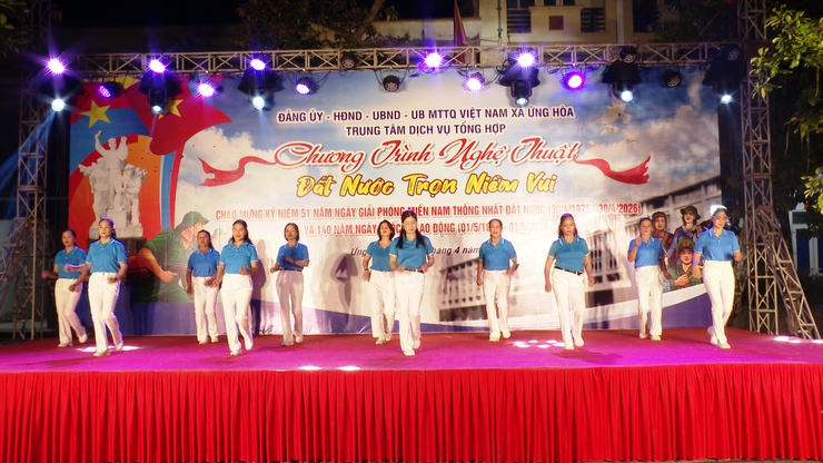 SÔI NỔI ĐÊM VĂN NGHỆ "ĐẤT NƯỚC TRỌN NIỀM VUI"  CHÀO MỪNG 51 GIẢI PHÓNG MIỀN NAM THỐNG NHẤT ĐẤT NƯỚC.- Ảnh 14.