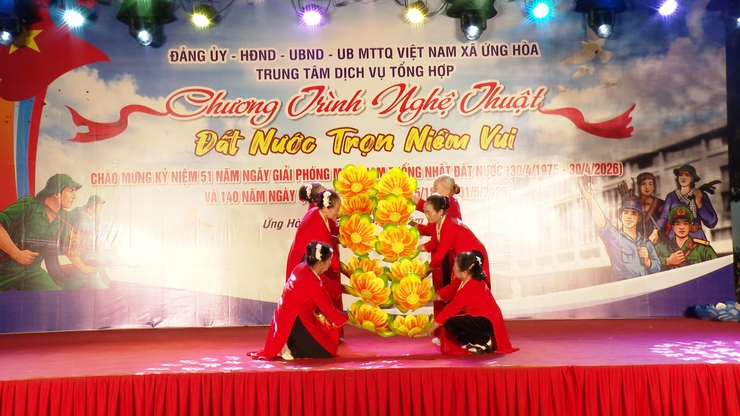 SÔI NỔI ĐÊM VĂN NGHỆ "ĐẤT NƯỚC TRỌN NIỀM VUI"  CHÀO MỪNG 51 GIẢI PHÓNG MIỀN NAM THỐNG NHẤT ĐẤT NƯỚC.- Ảnh 13.