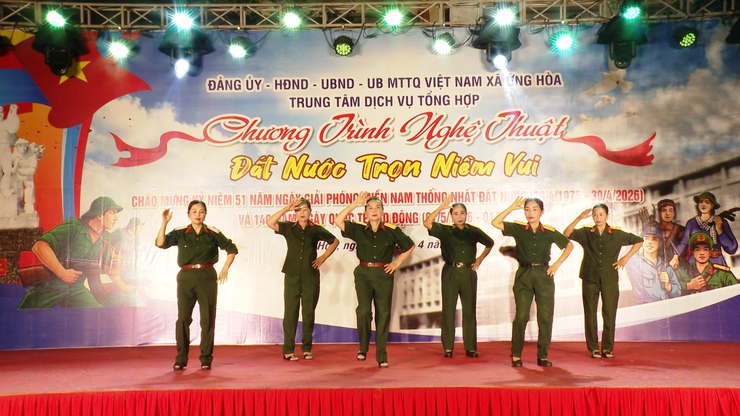 SÔI NỔI ĐÊM VĂN NGHỆ "ĐẤT NƯỚC TRỌN NIỀM VUI"  CHÀO MỪNG 51 GIẢI PHÓNG MIỀN NAM THỐNG NHẤT ĐẤT NƯỚC.- Ảnh 12.