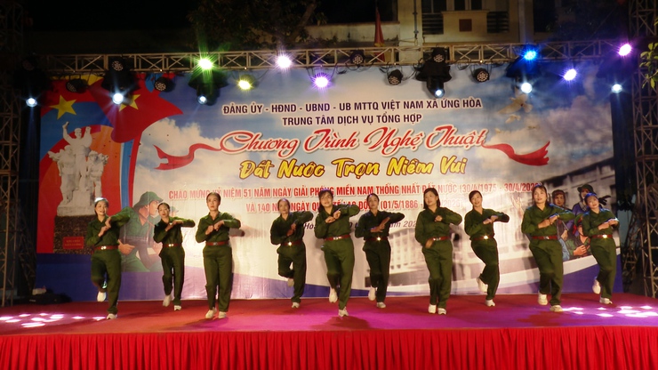 SÔI NỔI ĐÊM VĂN NGHỆ "ĐẤT NƯỚC TRỌN NIỀM VUI"  CHÀO MỪNG 51 GIẢI PHÓNG MIỀN NAM THỐNG NHẤT ĐẤT NƯỚC.- Ảnh 11.