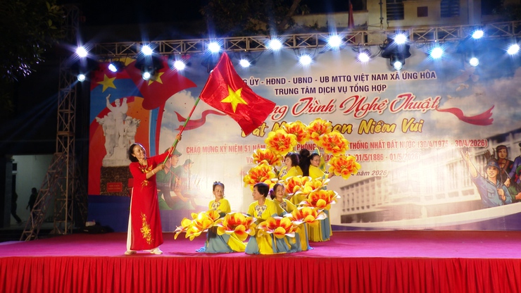 SÔI NỔI ĐÊM VĂN NGHỆ "ĐẤT NƯỚC TRỌN NIỀM VUI"  CHÀO MỪNG 51 GIẢI PHÓNG MIỀN NAM THỐNG NHẤT ĐẤT NƯỚC.- Ảnh 10.