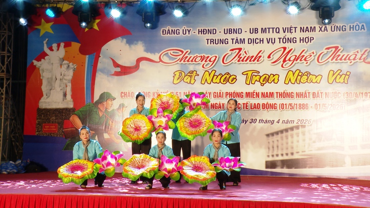 SÔI NỔI ĐÊM VĂN NGHỆ "ĐẤT NƯỚC TRỌN NIỀM VUI"  CHÀO MỪNG 51 GIẢI PHÓNG MIỀN NAM THỐNG NHẤT ĐẤT NƯỚC.- Ảnh 9.