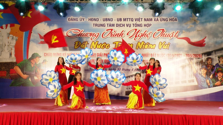 SÔI NỔI ĐÊM VĂN NGHỆ "ĐẤT NƯỚC TRỌN NIỀM VUI"  CHÀO MỪNG 51 GIẢI PHÓNG MIỀN NAM THỐNG NHẤT ĐẤT NƯỚC.- Ảnh 8.