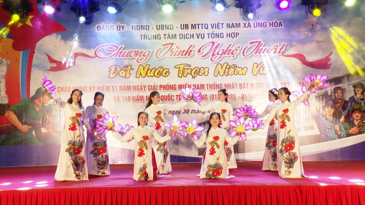 SÔI NỔI ĐÊM VĂN NGHỆ "ĐẤT NƯỚC TRỌN NIỀM VUI"  CHÀO MỪNG 51 GIẢI PHÓNG MIỀN NAM THỐNG NHẤT ĐẤT NƯỚC.- Ảnh 7.