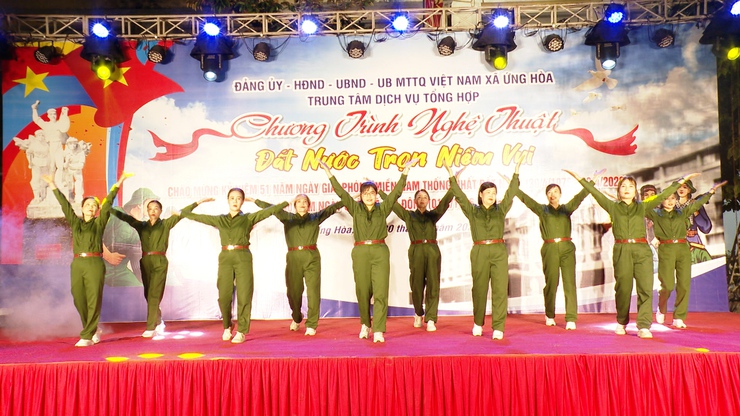 SÔI NỔI ĐÊM VĂN NGHỆ "ĐẤT NƯỚC TRỌN NIỀM VUI"  CHÀO MỪNG 51 GIẢI PHÓNG MIỀN NAM THỐNG NHẤT ĐẤT NƯỚC.- Ảnh 5.