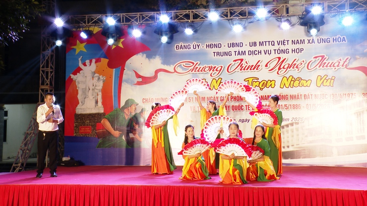 SÔI NỔI ĐÊM VĂN NGHỆ "ĐẤT NƯỚC TRỌN NIỀM VUI"  CHÀO MỪNG 51 GIẢI PHÓNG MIỀN NAM THỐNG NHẤT ĐẤT NƯỚC.- Ảnh 4.