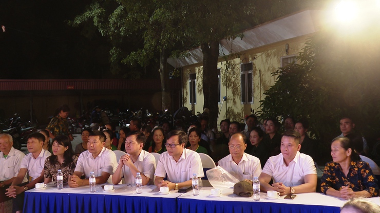 SÔI NỔI ĐÊM VĂN NGHỆ "ĐẤT NƯỚC TRỌN NIỀM VUI"  CHÀO MỪNG 51 GIẢI PHÓNG MIỀN NAM THỐNG NHẤT ĐẤT NƯỚC.- Ảnh 1.