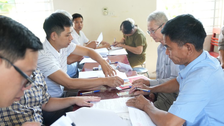 76 hộ dân xã Dương Hoà nhận tiền bồi thường giải phóng mặt bằng Dự án Depot Sơn Đồng - Ảnh 1.