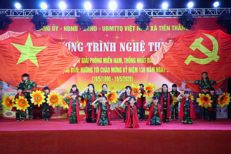 SÔI NỔI CHƯƠNG TRÌNH NGHỆ THUẬT CHÀO MỪNG CÁC NGÀY LỄ LỚN TẠI XÃ TIẾN THẮNG- Ảnh 2.