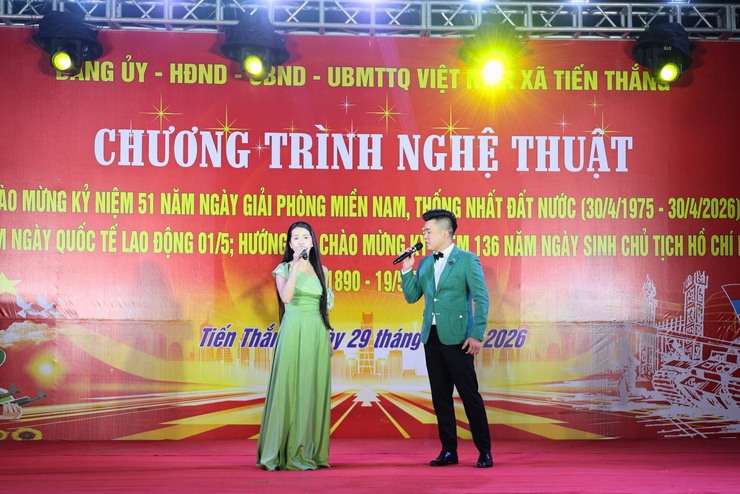 SÔI NỔI CHƯƠNG TRÌNH NGHỆ THUẬT CHÀO MỪNG CÁC NGÀY LỄ LỚN TẠI XÃ TIẾN THẮNG- Ảnh 3.