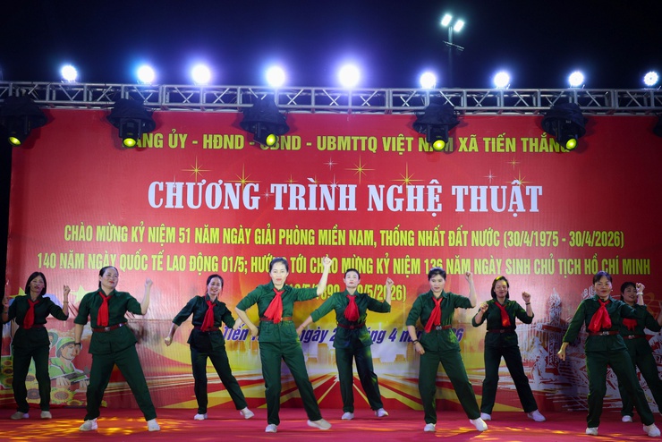 SÔI NỔI CHƯƠNG TRÌNH NGHỆ THUẬT CHÀO MỪNG CÁC NGÀY LỄ LỚN TẠI XÃ TIẾN THẮNG- Ảnh 4.