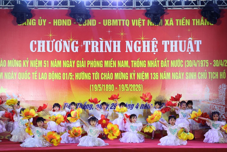 SÔI NỔI CHƯƠNG TRÌNH NGHỆ THUẬT CHÀO MỪNG CÁC NGÀY LỄ LỚN TẠI XÃ TIẾN THẮNG- Ảnh 5.