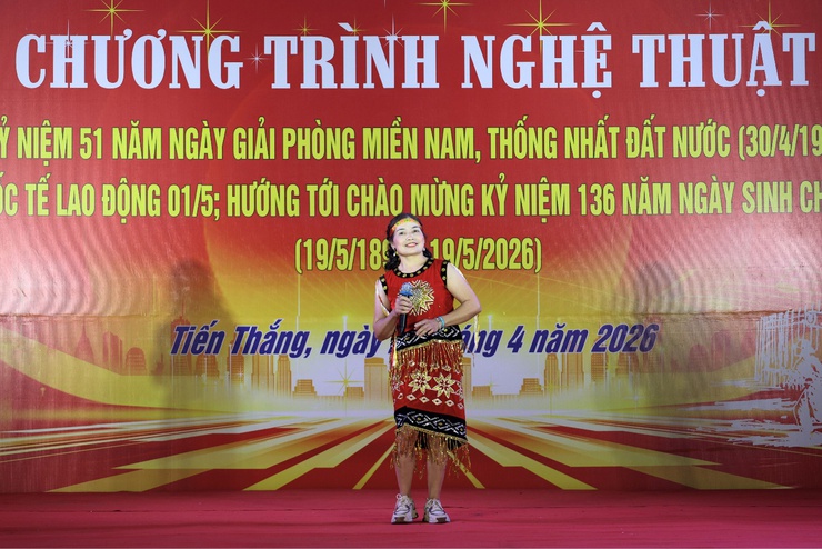 SÔI NỔI CHƯƠNG TRÌNH NGHỆ THUẬT CHÀO MỪNG CÁC NGÀY LỄ LỚN TẠI XÃ TIẾN THẮNG- Ảnh 6.
