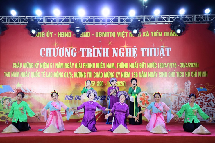 SÔI NỔI CHƯƠNG TRÌNH NGHỆ THUẬT CHÀO MỪNG CÁC NGÀY LỄ LỚN TẠI XÃ TIẾN THẮNG- Ảnh 7.