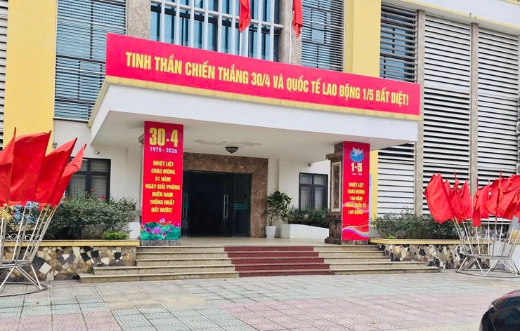 RỰC RỠ SẮC CỜ HOA, PHƯỜNG LĨNH NAM THI ĐUA CHÀO MỪNG 51 NĂM NGÀY GIẢI PHÓNG MIỀN NAM VÀ 140 NĂM NGÀY QUỐC TẾ LAO ĐỘNG 01/5- Ảnh 1.