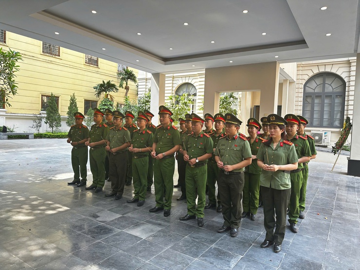 Công an xã Bình Minh tổ chức sinh hoạt chính trị sâu sắc, ý nghĩa cho CBCS tại Bảo tàng Công an thành phố Hà Nội- Ảnh 1.