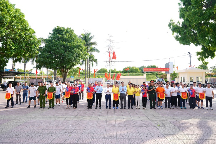 XÃ PHÙ ĐỔNG TỔ CHỨC GIẢI THỂ THAO CÁN BỘ, CÔNG CHỨC, VIÊN CHỨC, NGƯỜI LAO ĐỘNG CHÀO MỪNG CÁC NGÀY LỄ LỚN- Ảnh 2.