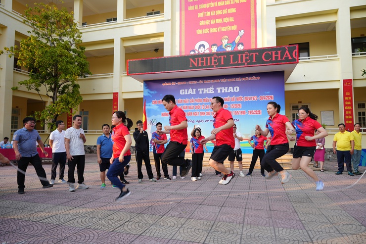 XÃ PHÙ ĐỔNG TỔ CHỨC GIẢI THỂ THAO CÁN BỘ, CÔNG CHỨC, VIÊN CHỨC, NGƯỜI LAO ĐỘNG CHÀO MỪNG CÁC NGÀY LỄ LỚN- Ảnh 7.