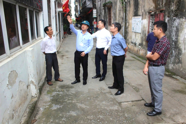 BCĐ 197 phường Phú Lương tổ chức ra quân giải tỏa hành lang giao thông đường Quốc lộ 6 phục vụ nghỉ lễ 30/4, 01/5/2026 trên địa bàn- Ảnh 1.