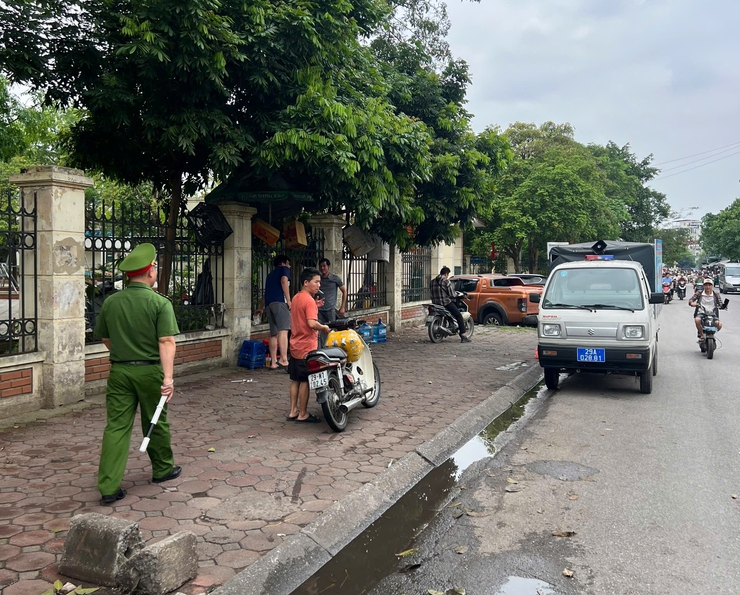 Xã Phù Đổng tăng cường đảm bảo trật tự an toàn giao thông, trật tự đô thị- Ảnh 2.