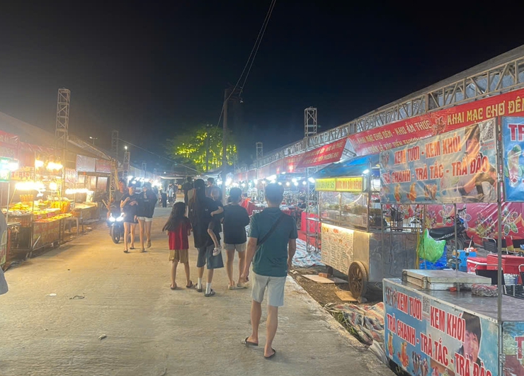 Xã Phù Đổng khai mạc “Thí điểm Khu ẩm thực - chợ đêm và hội chợ xúc tiến thương mại”- Ảnh 3.