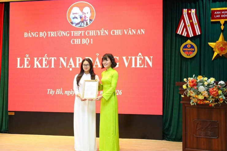 Đảng bộ Trường Trung học phổ thông chuyên Chu Văn An kết nạp 8 học sinh lớp 12 vào Đảng.- Ảnh 1.