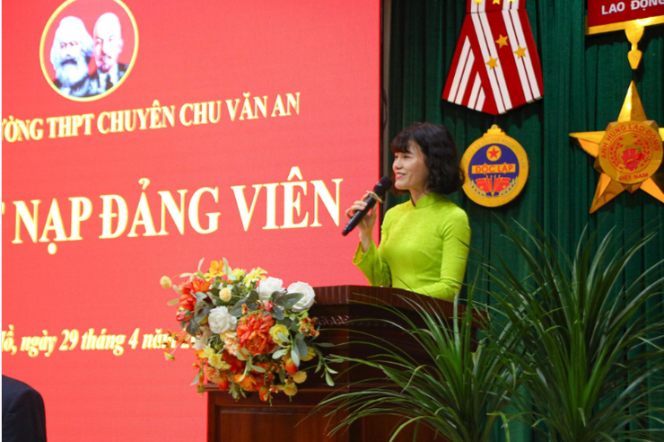 Đảng bộ Trường Trung học phổ thông chuyên Chu Văn An kết nạp 8 học sinh lớp 12 vào Đảng.- Ảnh 3.