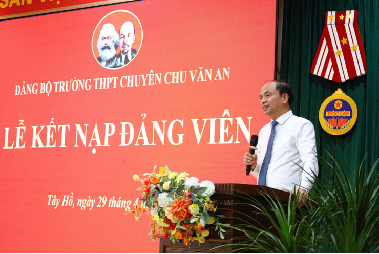 Đảng bộ Trường Trung học phổ thông chuyên Chu Văn An kết nạp 8 học sinh lớp 12 vào Đảng.- Ảnh 4.