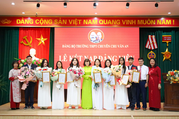 Đảng bộ Trường Trung học phổ thông chuyên Chu Văn An kết nạp 8 học sinh lớp 12 vào Đảng.- Ảnh 5.