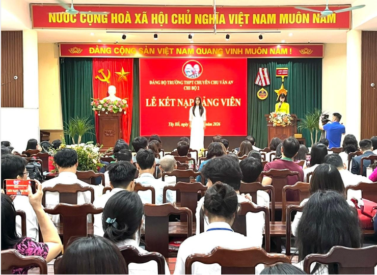 Đảng bộ Trường Trung học phổ thông chuyên Chu Văn An kết nạp 8 học sinh lớp 12 vào Đảng.- Ảnh 6.