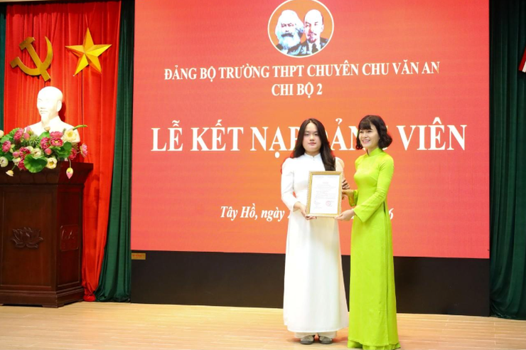 Đảng bộ Trường Trung học phổ thông chuyên Chu Văn An kết nạp 8 học sinh lớp 12 vào Đảng.- Ảnh 7.