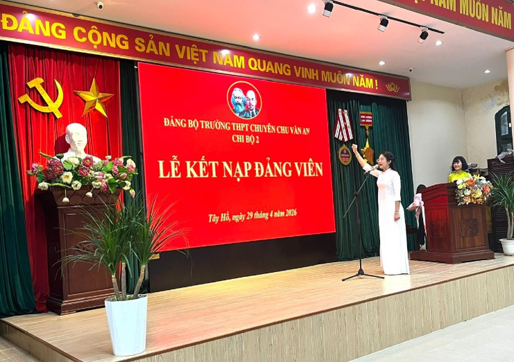 Đảng bộ Trường Trung học phổ thông chuyên Chu Văn An kết nạp 8 học sinh lớp 12 vào Đảng.- Ảnh 9.