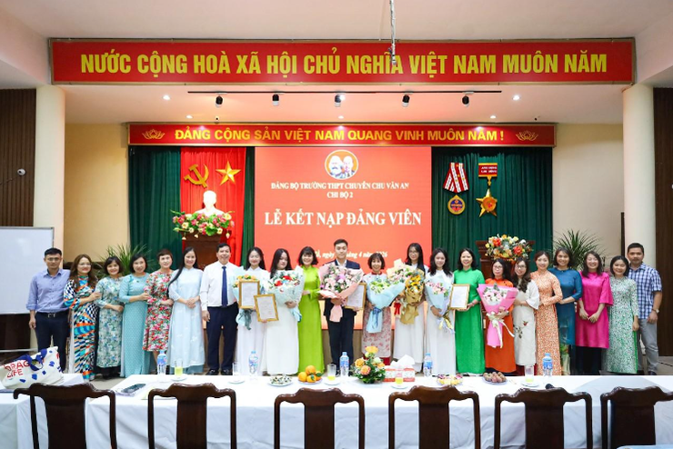 Đảng bộ Trường Trung học phổ thông chuyên Chu Văn An kết nạp 8 học sinh lớp 12 vào Đảng.- Ảnh 10.