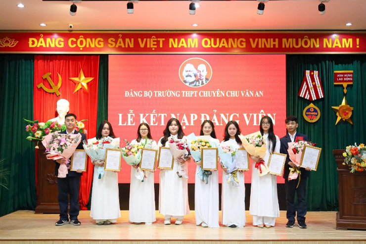 Đảng bộ Trường Trung học phổ thông chuyên Chu Văn An kết nạp 8 học sinh lớp 12 vào Đảng.- Ảnh 11.